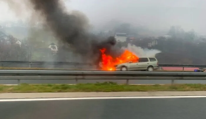 Na autoputu prema Zenici automobil se zapalio u vožnji