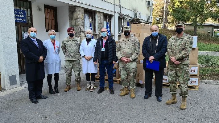Predstavnici NATO-štaba i Američke ambasade u BiH uručili Kantonalnoj bolnici Zenica donaciju u zaštitnoj opremi