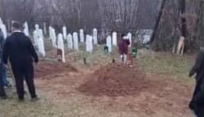 Na mezarju Stuparići u Visokom čuli lupanje iz kabura, otkopali sanduk da provjere, zvali i Hitnu pomoć i policiju