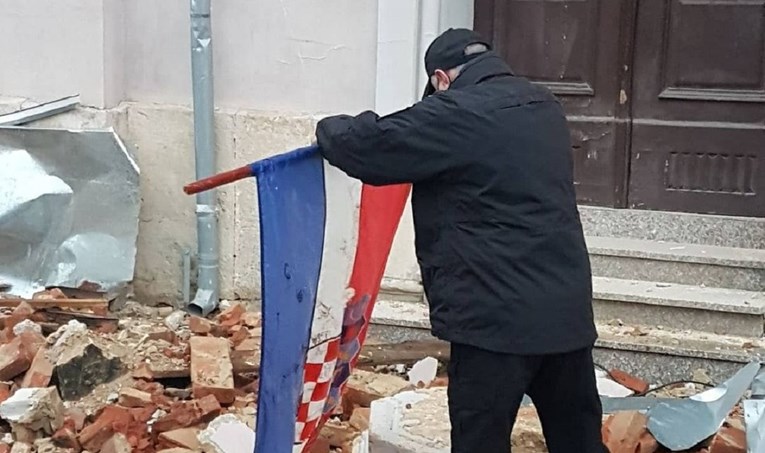 Bosanac u Petrinji izvukao hrvatsku zastavu iz blata