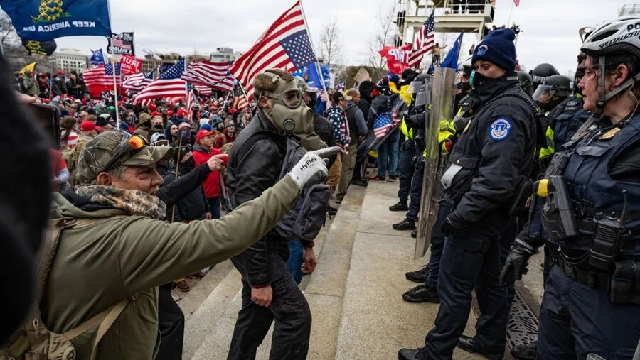 Trumpove pristaše prijete: “Upast ćemo u vladine zgrade i ubiti policajce i agente”