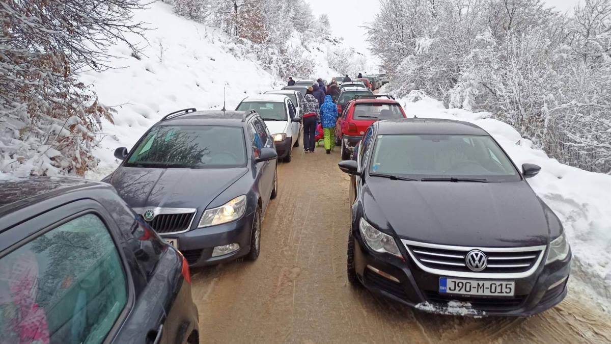 Gužve na putevima prema ski centrima i zimskim izletištima u BiH