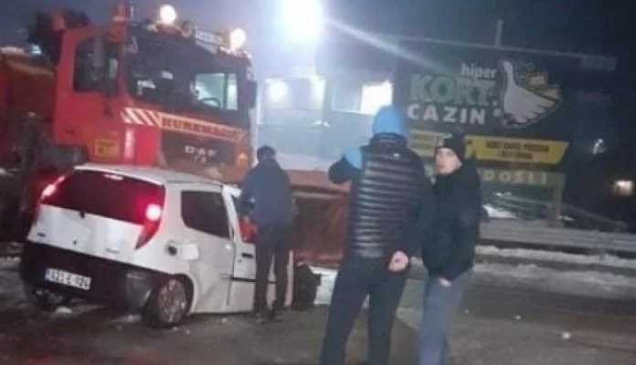 Vatrogasci izvlačili nastradale iz smrskanog automobila