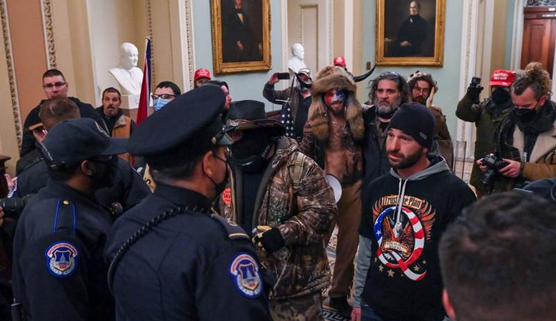Prva grupa Trumpovih pristalica koja je upala u Kapitol danas pred sudom
