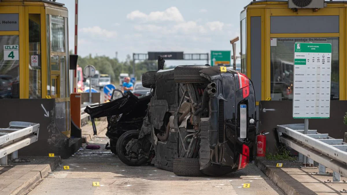 Autom se zaletio u naplatne kućice, poginula jedna osoba