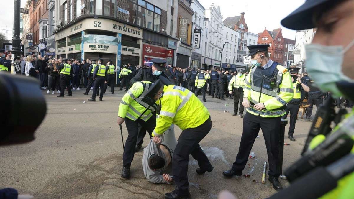 Hiljade demonstranata se sukobilo s policijom u Dublinu zbog novog lockdowna (VIDEO)