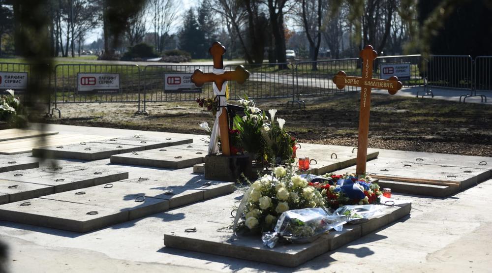 Đorđe Balašević sahranjen u Novom Sadu, na njegovom grobu ostavljeno cvijeće i emotivne poruke (FOTO)