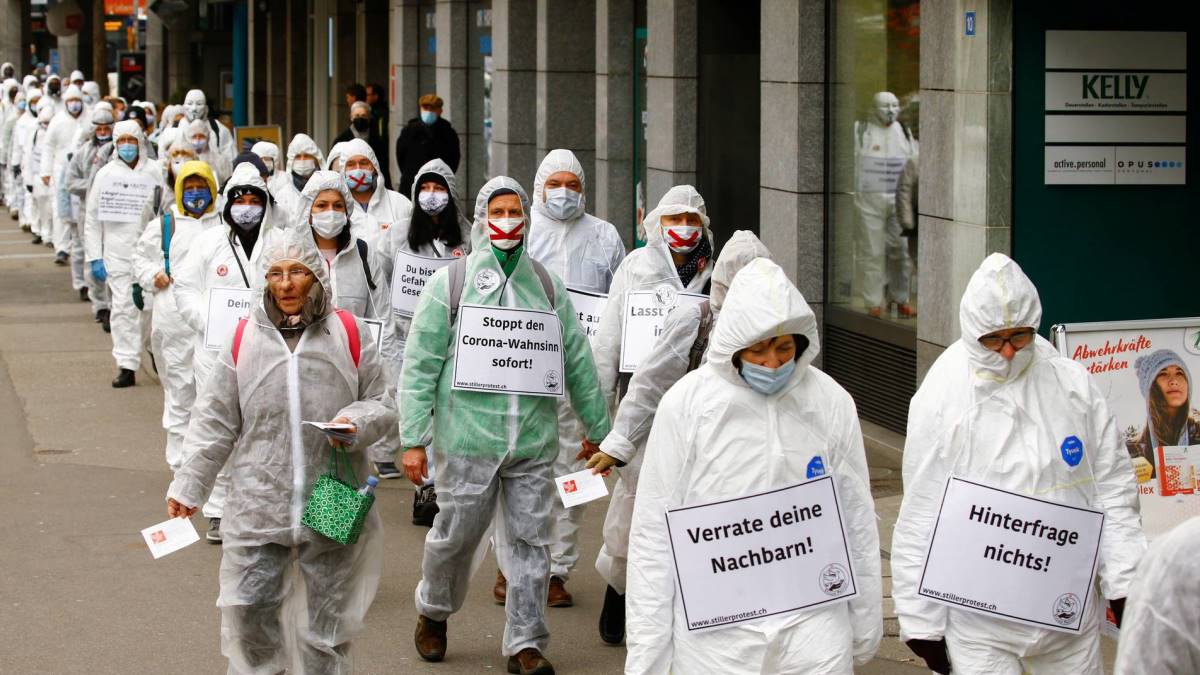 Švicarci prosvjedovali protiv mjera u zaštitnim odijelima: 'Nošenje maske je ropstvo!'