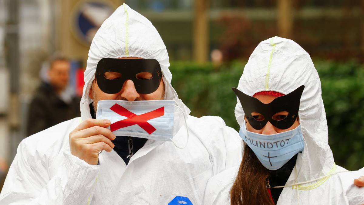 Švicarci prosvjedovali protiv mjera u zaštitnim odijelima: ‘Nošenje maske je ropstvo!’