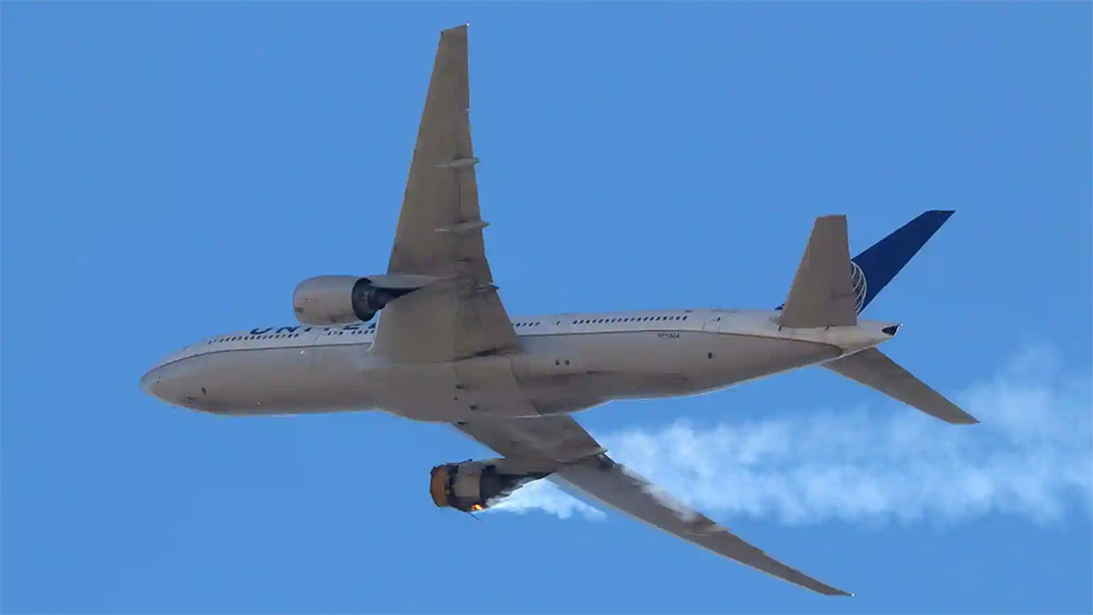 Zapalio se avion sa 250 putnika, dijelovi pali pored kuće (VIDEO)