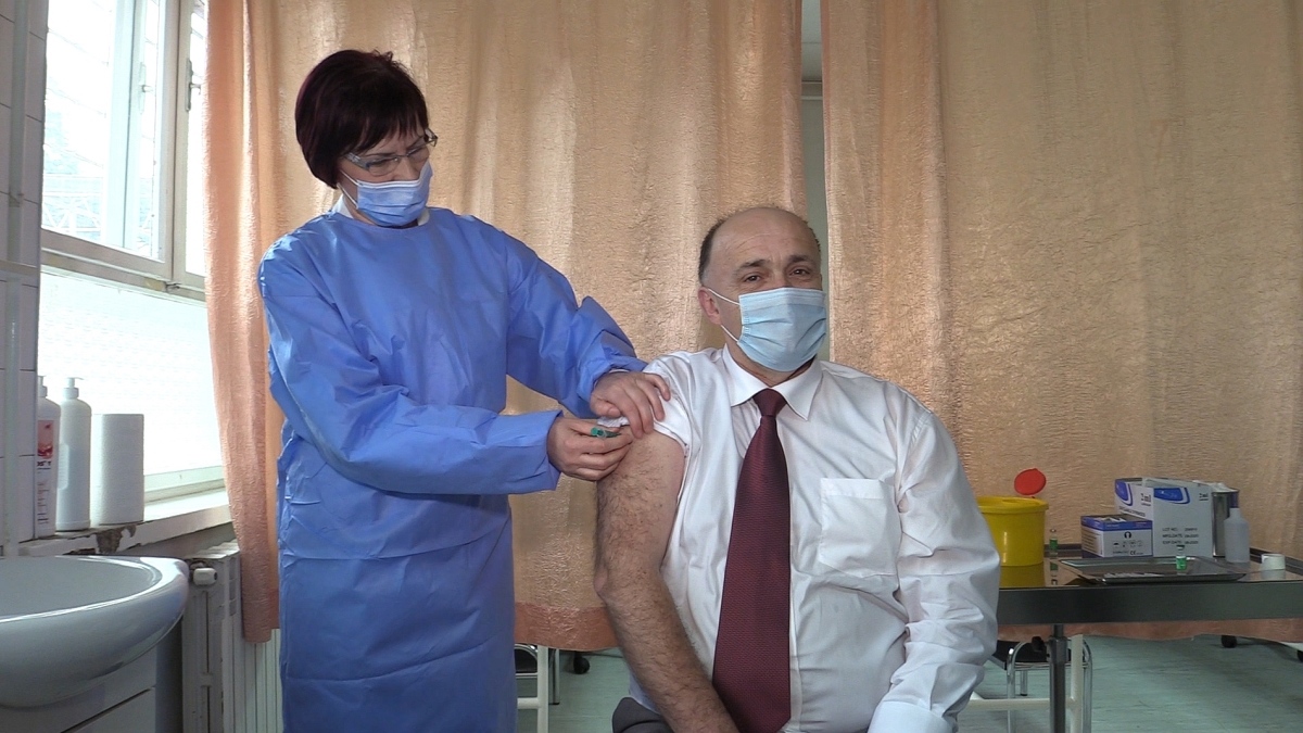 Ministar Adnan Jupić primio prvu dozu vakcine protiv virusa covid-19