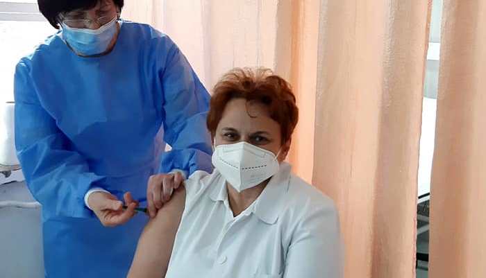 Počela vakcinacija zdravstvenih radnika i u JU "Dom zdravlja" Zenica (FOTO)
