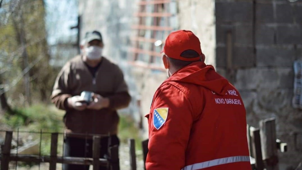 Volonteri i osoblje Crvenog križa na raspolaganju građanstvu: Mobilni timovi i psiholozi i dalje aktivni