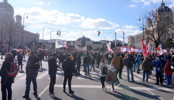 Beč ponovo protestuje zbog mjera za suzbijanje korone (VIDEO)