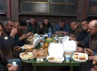 Merhamet obezbijedio iftar zeničkim rudarima (FOTO) 1 1