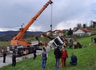 Saobraćajna nesreća kod Gračanice, kamion pao na automobil (VIDEO) 800x450 Fotka Nesreća Sarajevo