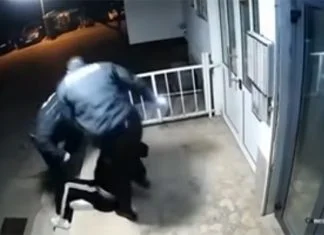 Dvojica policajaca brutalno premlatili mladića u Mostaru (VIDEO) Policijska Brutalnost