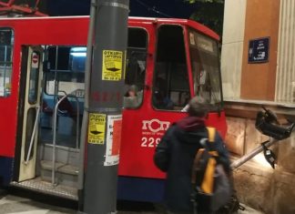 U Beogradu tramvaj iskočio iz šina i udario u zgradu