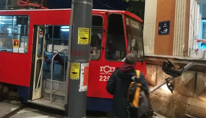 U Beogradu tramvaj iskočio iz šina i udario u zgradu