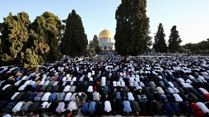 Više od 100.000 Palestinaca klanjalo bajram-namaz u Al-Aksi