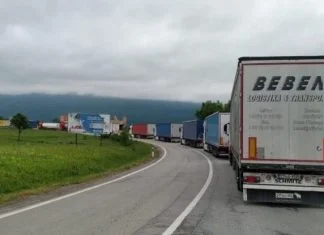Haos na granicama BiH i Hrvatske zbog novih propisa, kolone do 10 kilometara Kolona Vozila