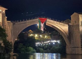 Mostarci uprkos protivljenju gradonačelnika veliku zastavu Palestine okačili na Stari most