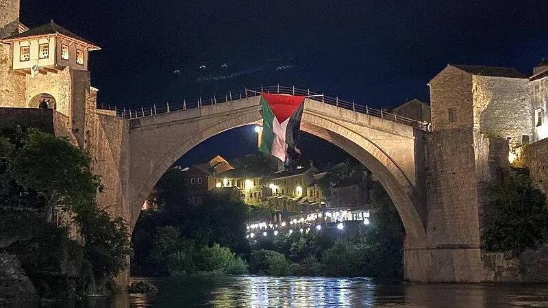 Mostarci uprkos protivljenju gradonačelnika veliku zastavu Palestine okačili na Stari most