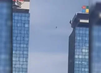 Muškarac hodao po žici između dva nebodera u Sarajevu (VIDEO)