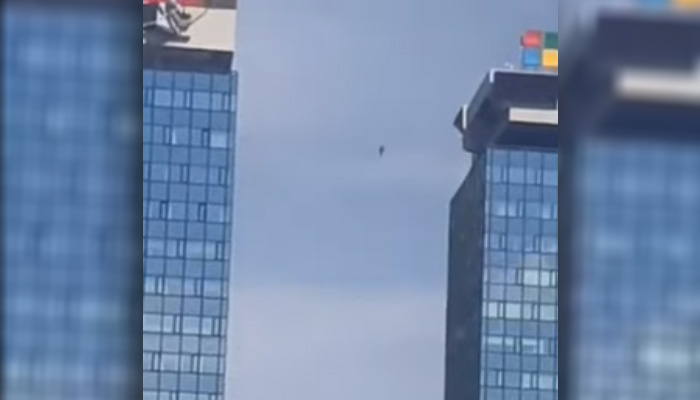 Muškarac hodao po žici između dva nebodera u Sarajevu (VIDEO)