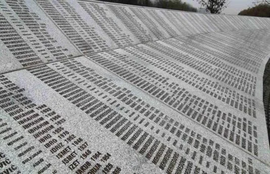 Porodice Dale Saglasnost Za Ukop 14 Zrtava Genocida Memorijalni Centar Srebrenica Potocari 112020 Ha 2 609f866146c0a
