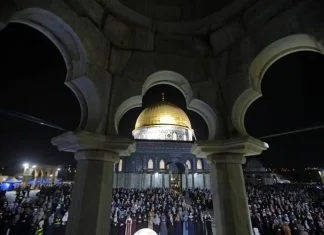 Palestinci uprkos napadima obilježili noć Lejletu-l- kadr ispred džamije Al-Aksa Ramazan Palestina 000 99K9CX 750x500