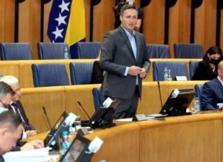 Vlada RS zadužena da ukloni objekat iz dvorišta Fate Orlović Vlada Rs Zaduzena Da Ukloni Objekat Iz Dvorista Fate Orlovic Dom Naroda Psbih Maj 2 60af767b5b56c