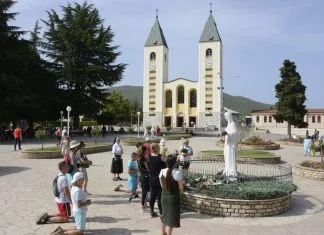 U Međugorju hodočasnici iz cijele EU, SAD-a, Japana, Koreje i dr. Međugorje Fotka