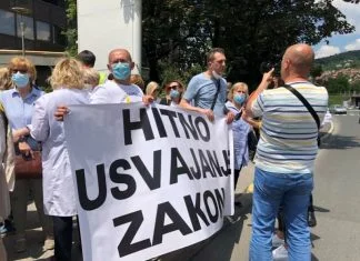 Doktori medicine i stomatologije održali protest ispred Vlade Federacije Protest Doktori Medicine Vlada FBiH
