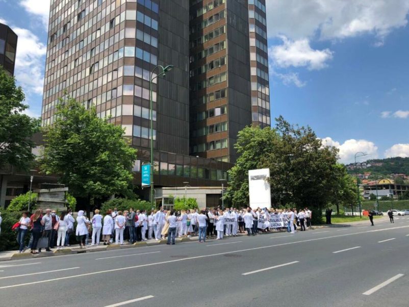 Protest Doktori Medicine Vlada FBiH5 1024x768 1