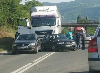 Saobraćajna nezgoda kod Pehara, sudarila se četiri vozila Saobracajna M17 Pehare