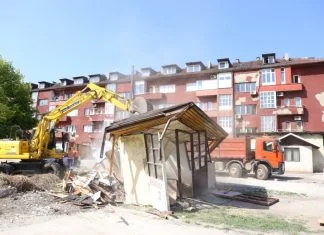 Na Trgu rudara uklonjeni nelegalno izgrađeni objekti Rušenje objekta Trg rudara