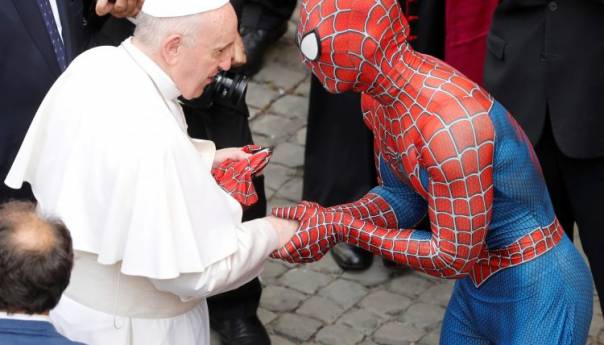 Spiderman Se Rukovao S Papom Franjom Papa S 60d45ad661d35