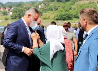 Milo Đukanović stigao u Potočare, majke mu okačile cvijet Srebrenice Đukanović Srebrenica