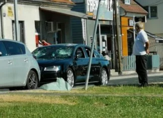 Muškarac sjekirom razbio automobil šefu jer mu mjesecima nije dao plaću Slupano Auto
