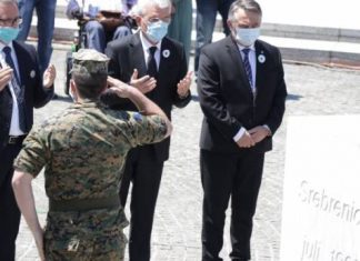 Položeno cvijeće na Memorijalni kamen u Potočarima Polozeno Cvijece Na Memorijalni Kamen U Potocarima Fna 124236 60eacf41d2d75