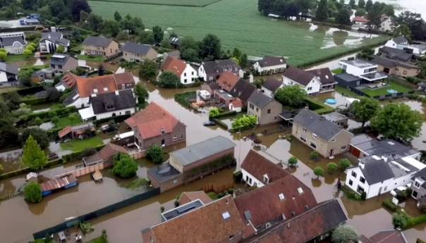 Stotine Ljudi Evakuisano Nakon Probijanja Nasipa U Nizozemskoj Holandija Poplave 60f1a6fcd81f4