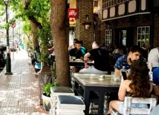 Veliki rast broja novozaraženih u Engleskoj, Grčkoj, Sloveniji Virus restoran bašta