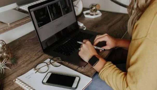 Novo Normalno Nakon Pandemije Tri Dana Kod Kuce Dva U Kancelariji Rad Od Kuce 6107938251a42 (1)