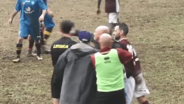 Udarac Sudija Trener