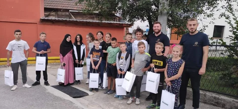 “Daruj srcem” i “Dobro.ba” obezbijedili školski pribor za učenike dvije škole u ZDK (FOTO) 241222357 616212936029904 878203503026129988 N