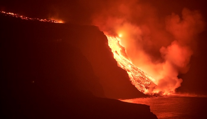 Lava stigla do Atlantskog okeana, strahuje se od toksičnih oblaka (VIDEO)