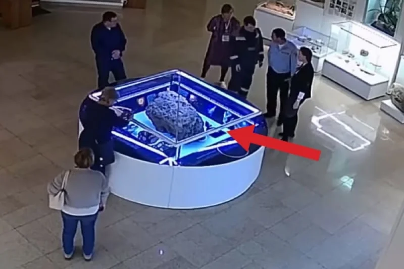 Poklopac iznad meteora izloženog u muzeju u Južnom Uralu počeo da levitira (VIDEO) Meteor Rusija