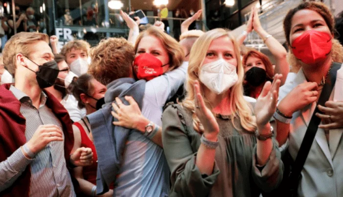 Socijaldemokrati pobijedili konzervativce u izborima za Merkelinog nasljednika Pristalice SPD