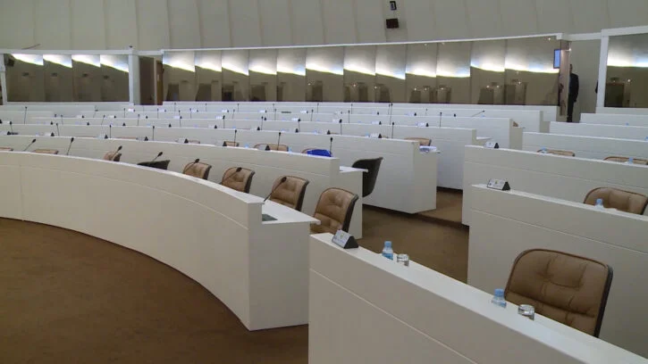 Poslanici HDZ-a ugasili monitore, izvukli kartice da ne glasaju